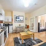 Apartment Ground Floor Haven: Relaxed With Free Parking & Wi-fi *