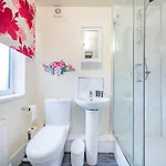 Apartment Ground Floor Haven: Relaxed With Free Parking & Wi-fi