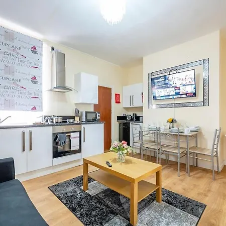 Apartment Ground Floor Haven: Relaxed With Free Parking & Wi-fi *