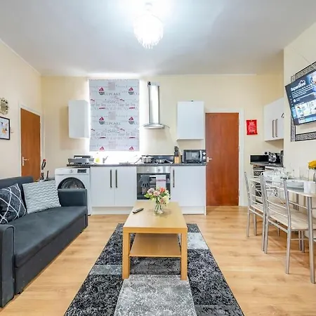 Ground Floor Haven: Relaxed With Free Parking & Wi-fi *