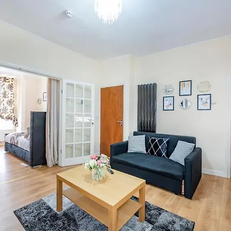 Ground Floor Haven: Relaxed With Free Parking & Wi-fi