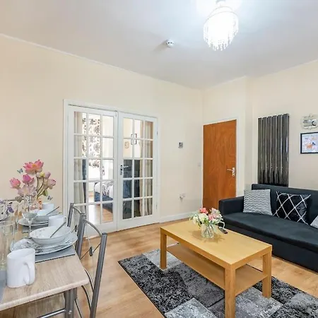 דירה *1va* Ground Floor Setup For Your Amazing & Relaxed + Free Parking + Free Fast Wifi * *