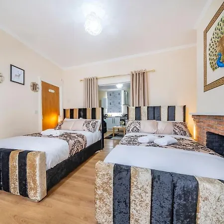 Ground Floor Haven: Relaxed With Free Parking & Wi-fi