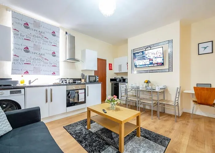 Apartment Ground Floor Haven: Relaxed With Free Parking & Wi-fi *