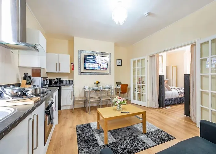 Apartment Ground Floor Haven: Relaxed With Free Parking & Wi-fi *