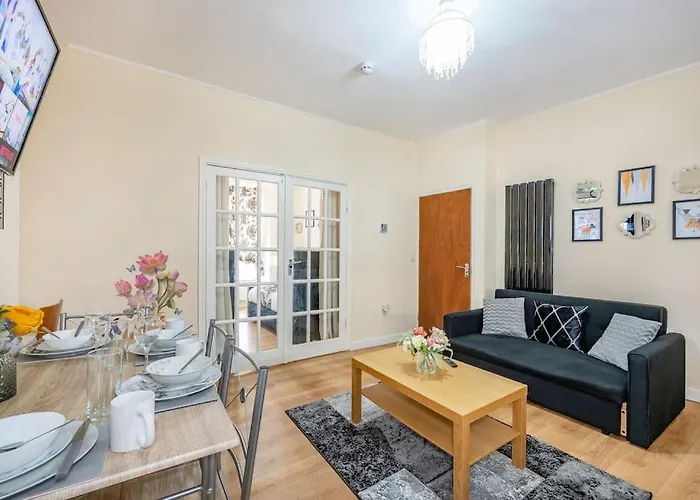 Apartment Ground Floor Haven: Relaxed With Free Parking & Wi-fi *