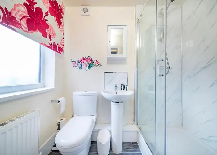 Apartment Ground Floor Haven: Relaxed With Free Parking & Wi-fi