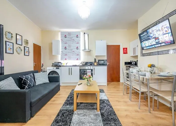 Ground Floor Haven: Relaxed With Free Parking & Wi-fi *