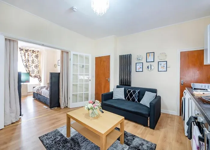 Ground Floor Haven: Relaxed With Free Parking & Wi-fi