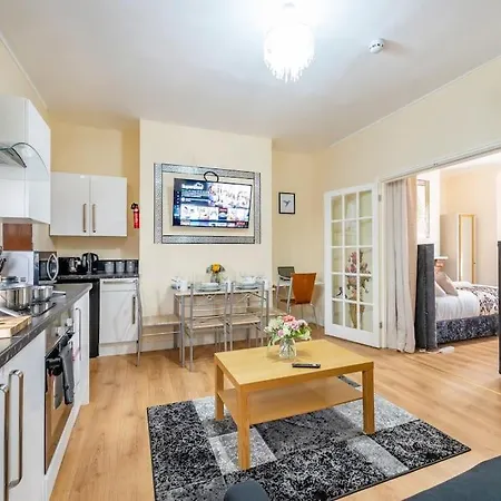 Lägenhet *1va* Ground Floor Setup For Your Amazing & Relaxed + Free Parking + Free Fast Wifi * *